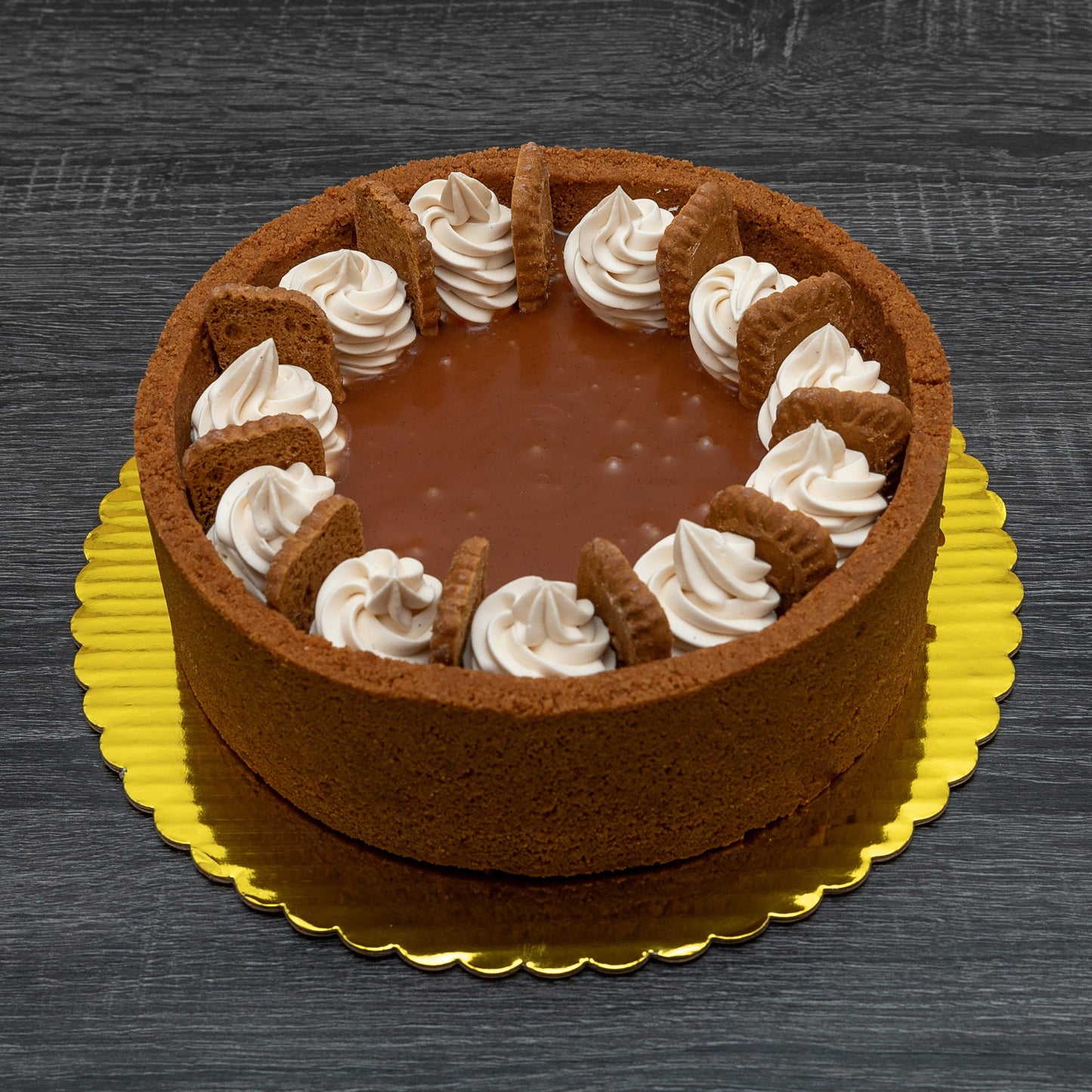 Speculoos Cheesecake, decorated with caramel, speculoos cookies and chantilly cream.