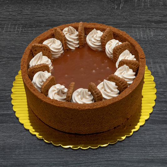 Speculoos Cheesecake, decorated with caramel, speculoos cookies and chantilly cream.